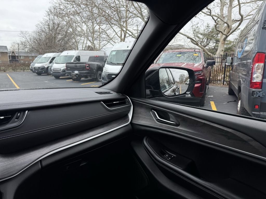 Used 2024 Jeep Grand Cherokee Limited w/ Trailer Tow Package image 30