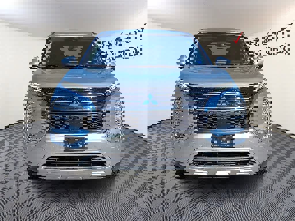 Used 2024 Mitsubishi Outlander SE image 2