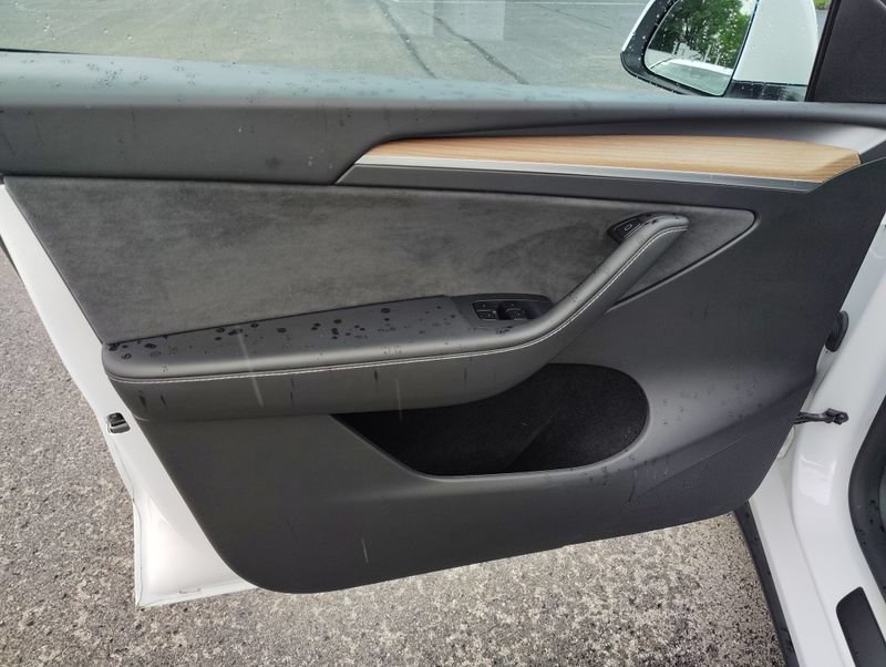 Used 2025 Tesla Model Y Long Range AWD/4WD image 16