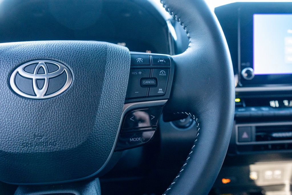 Used 2025 Toyota Camry SE w/ Convenience Package image 25