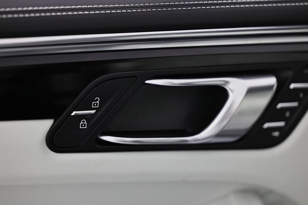 Certified 2026 Porsche Macan AWD/4WD image 19