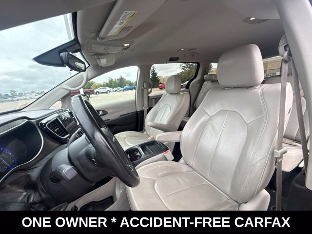 Used 2018 Chrysler Pacifica Touring-L w/ Premium Audio Group FWD image 19
