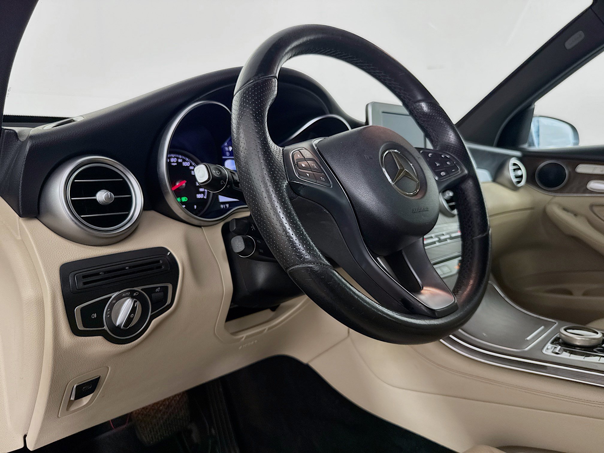 Used 2018 Mercedes-Benz GLC 300 w/ Premium Package image 20
