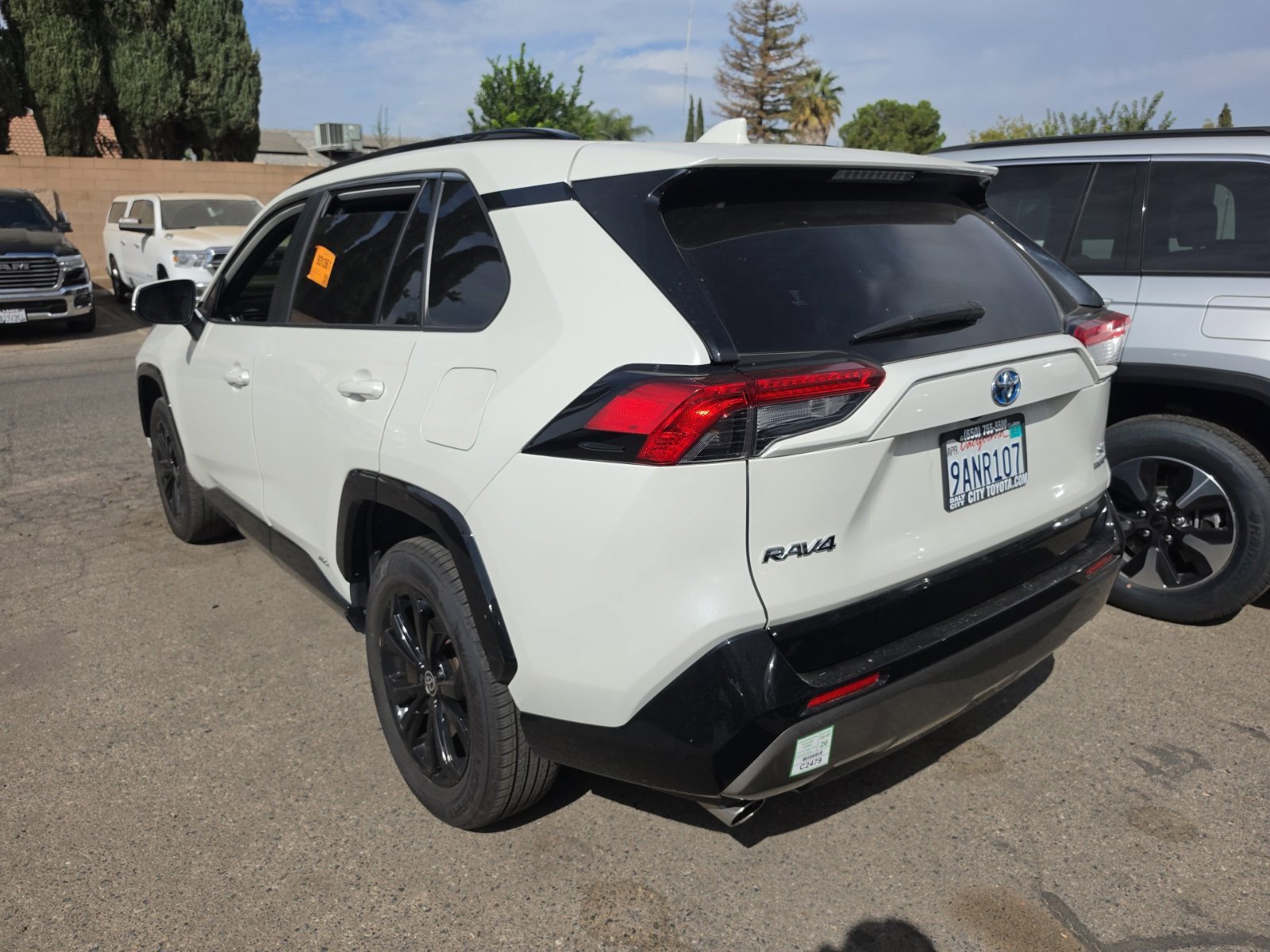Used 2022 Toyota RAV4 SE w/ Convenience Package AWD/4WD image 4