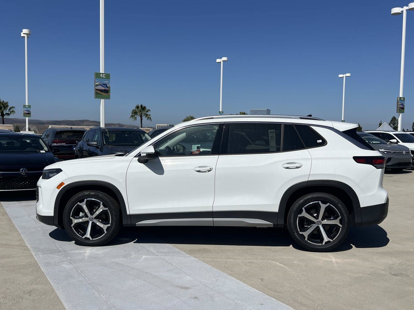 New 2026 Volkswagen Tiguan SE FWD image 2