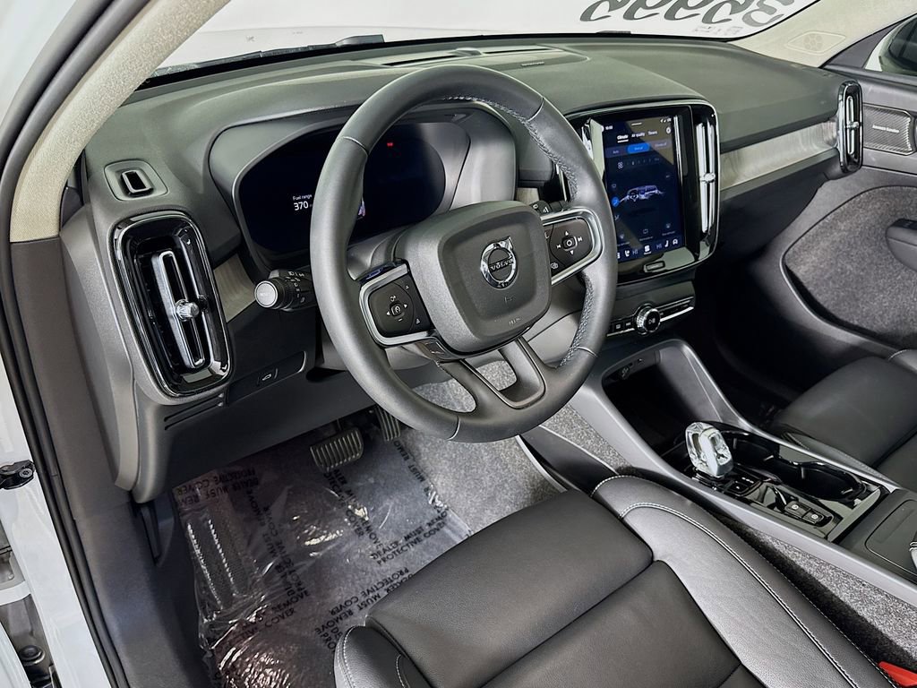 Used 2025 Volvo XC40 B5 Plus image 9