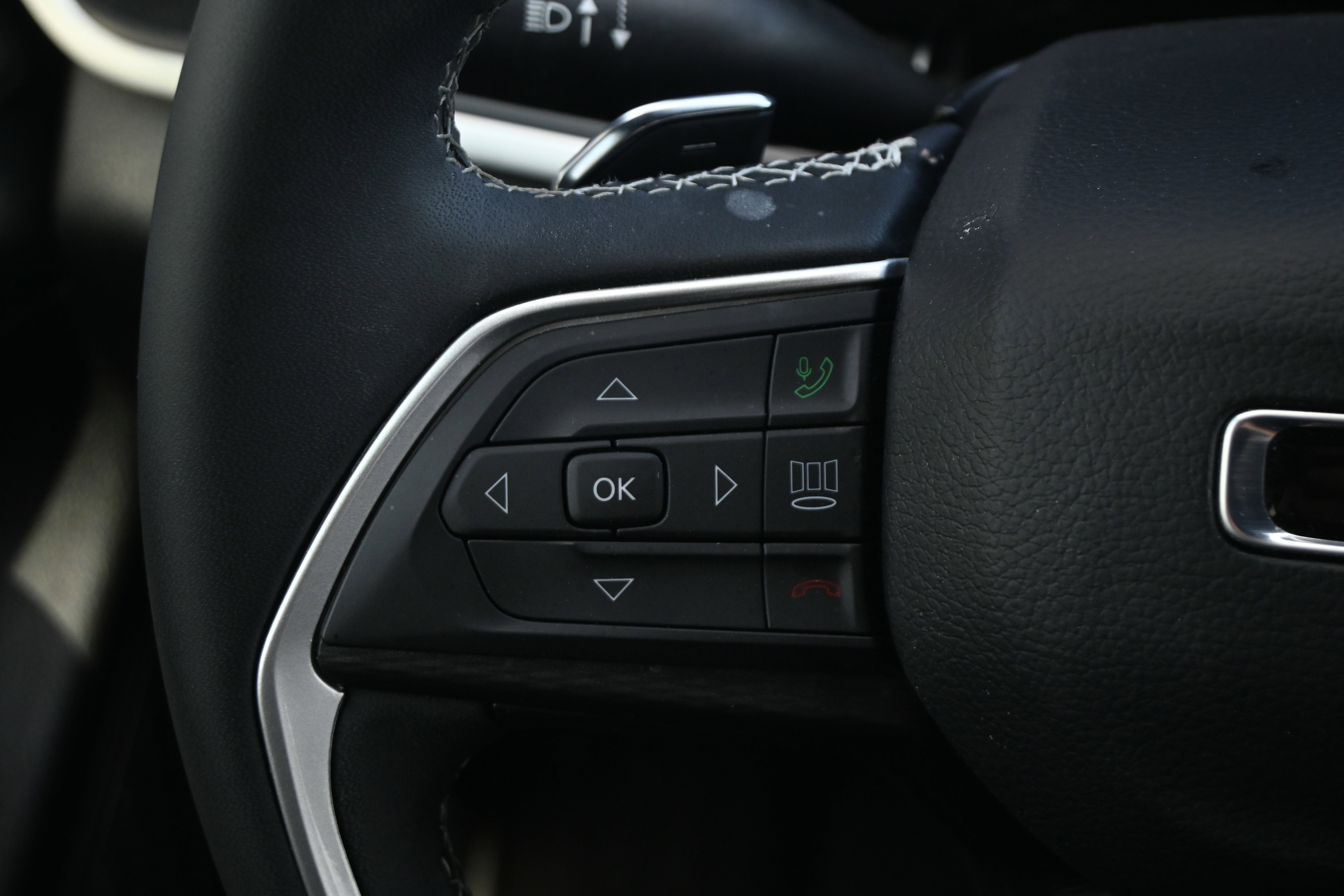 Used 2025 Jeep Grand Cherokee Laredo X image 31