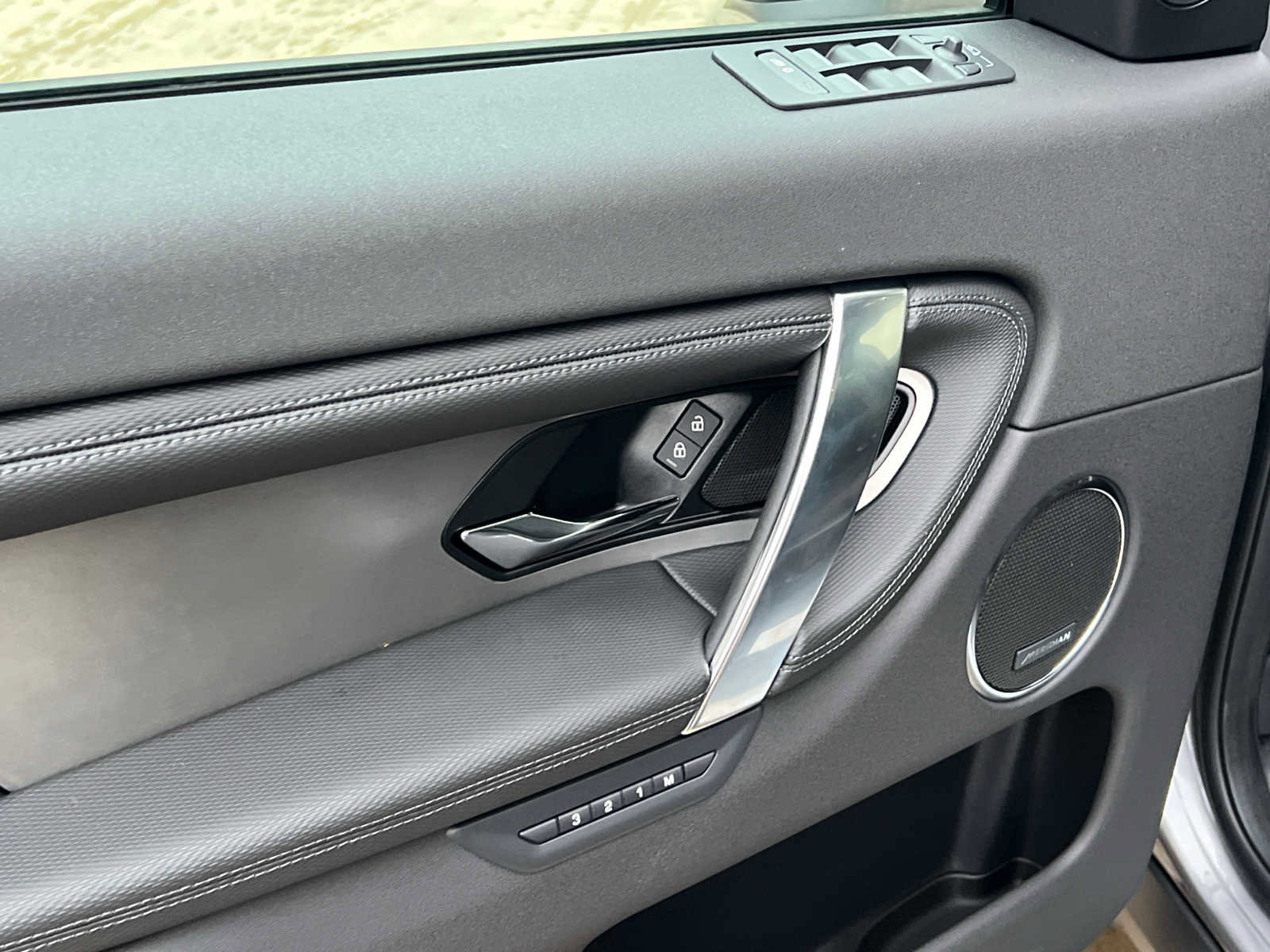 Used 2025 Land Rover Discovery Sport Dynamic SE image 15