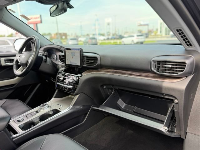 Used 2021 Ford Explorer Limited w/ Equipment Group 301A AWD/4WD image 12