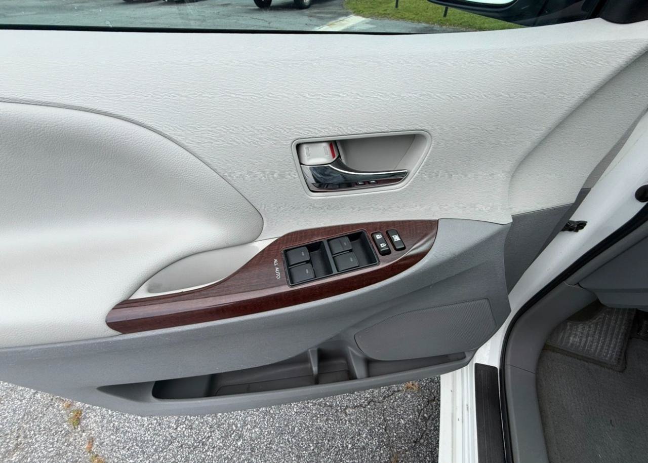 Used 2013 Toyota Sienna XLE FWD image 10