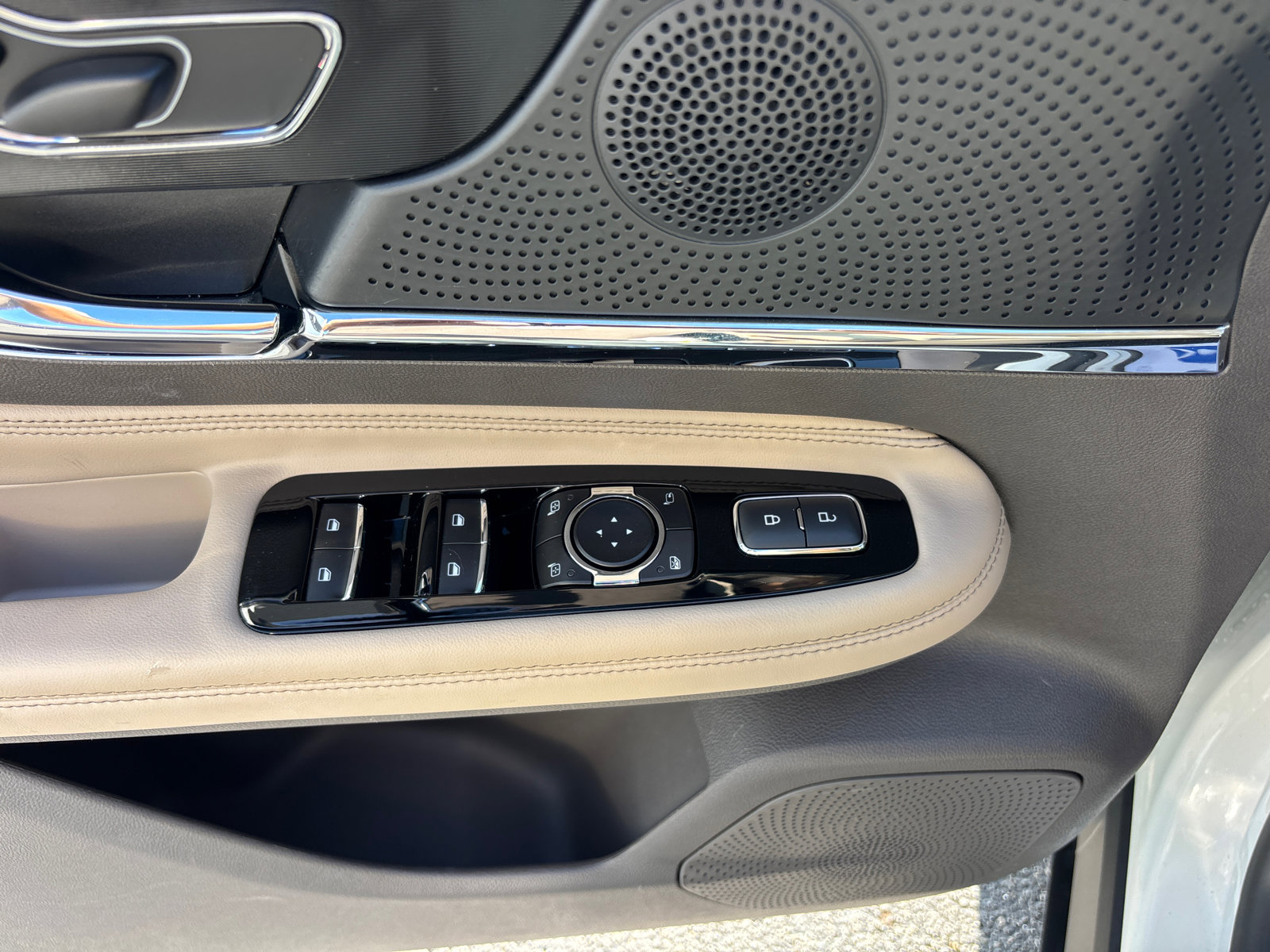 Certified 2023 Lincoln Corsair AWD image 13