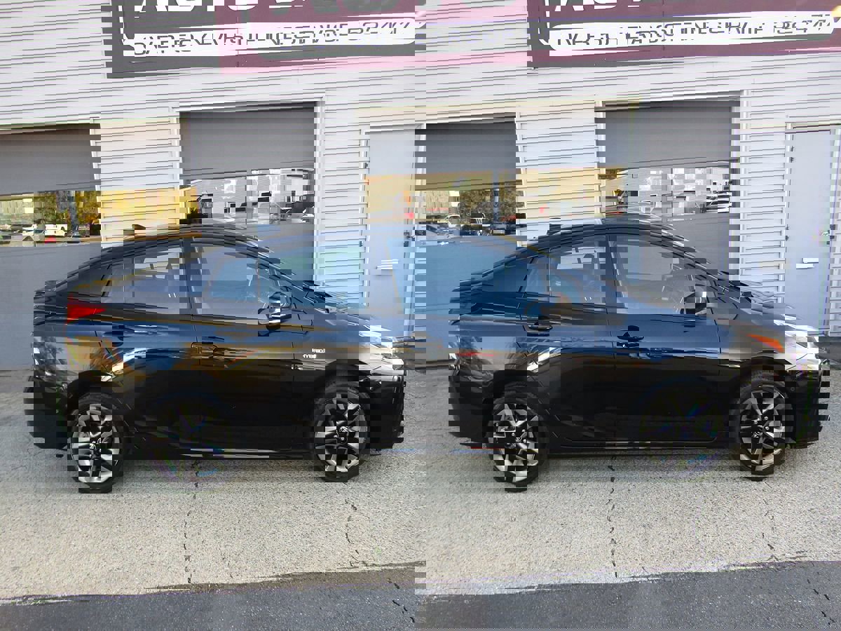 Used 2021 Toyota Prius XLE image 2