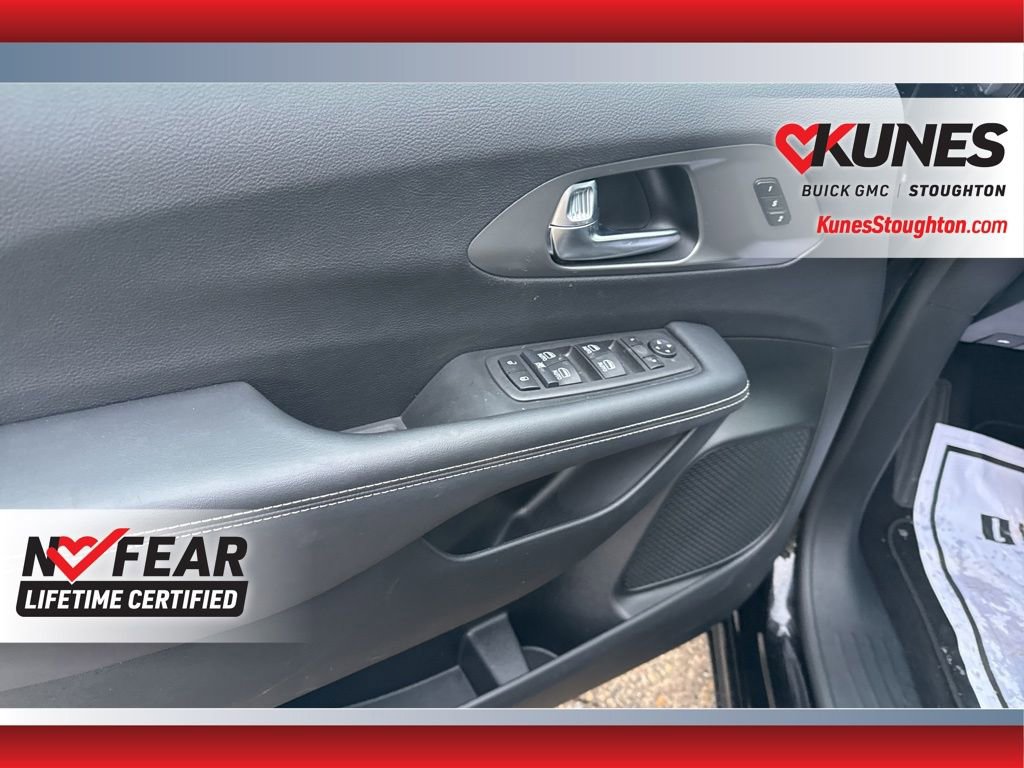 Used 2025 Chrysler Pacifica Select image 19