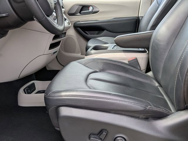 Used 2024 Chrysler Pacifica Touring-L FWD image 12