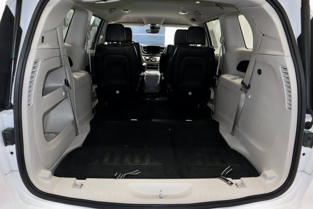 Used 2023 Chrysler Pacifica Touring-L image 15