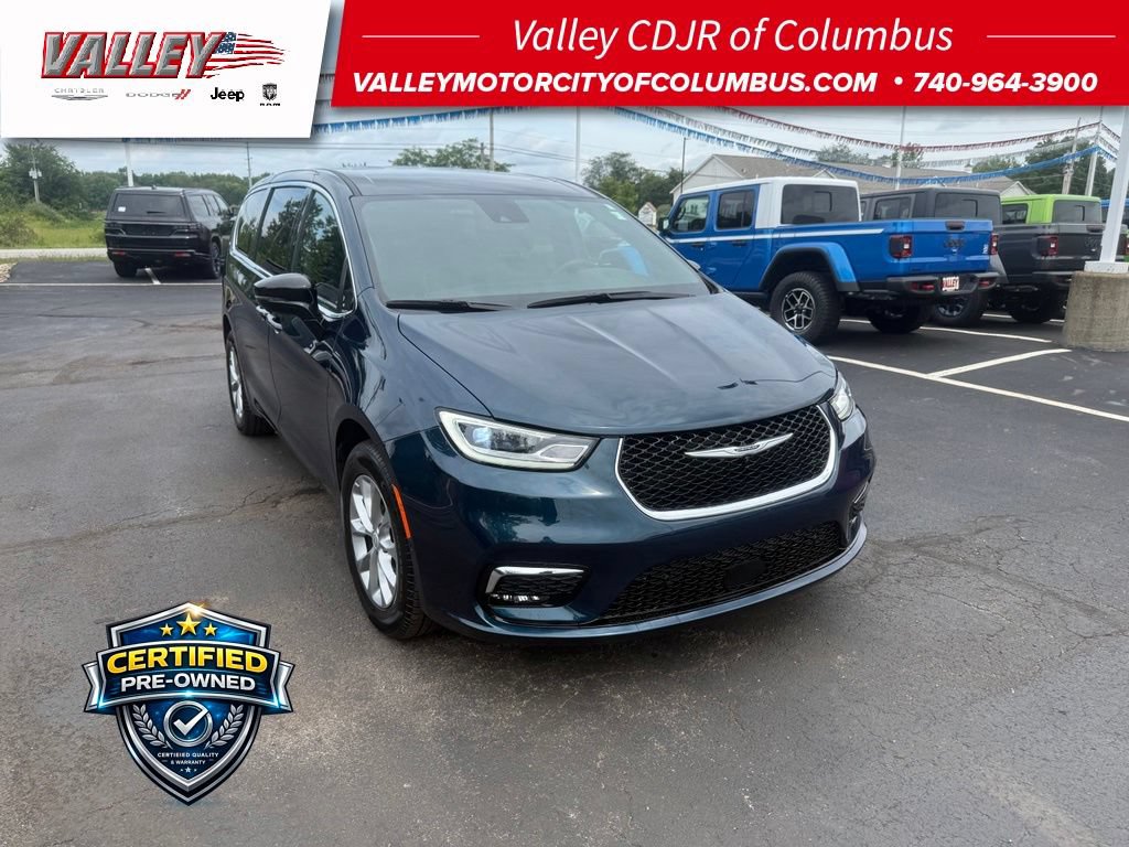 Certified 2025 Chrysler Pacifica Select w/ Uconnect Theater Family Group