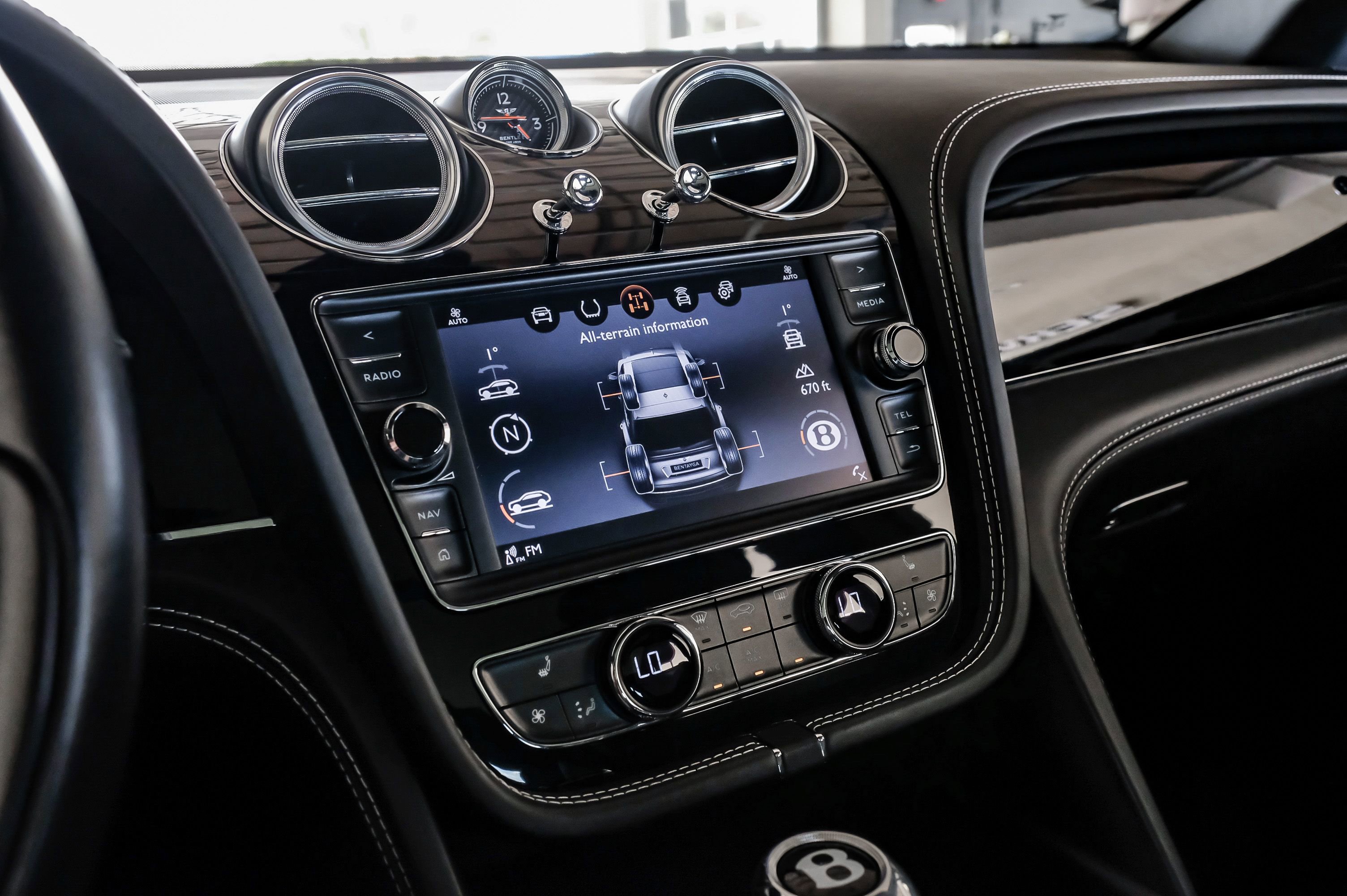 Used 2017 Bentley Bentayga image 26