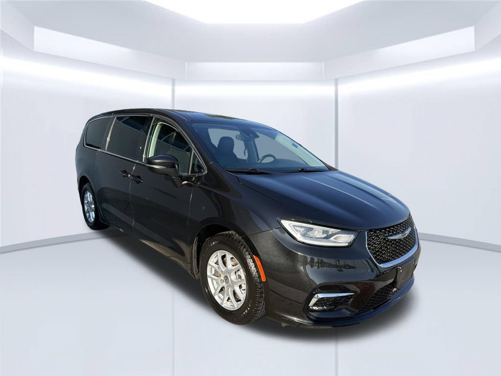 Used 2023 Chrysler Pacifica Touring-L FWD image 9