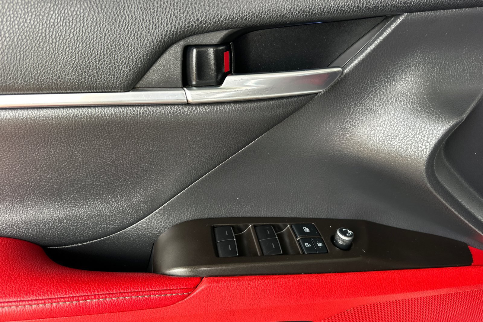 Used 2021 Toyota Camry XSE w/ Carpet Mat Package (TMS) FWD image 11