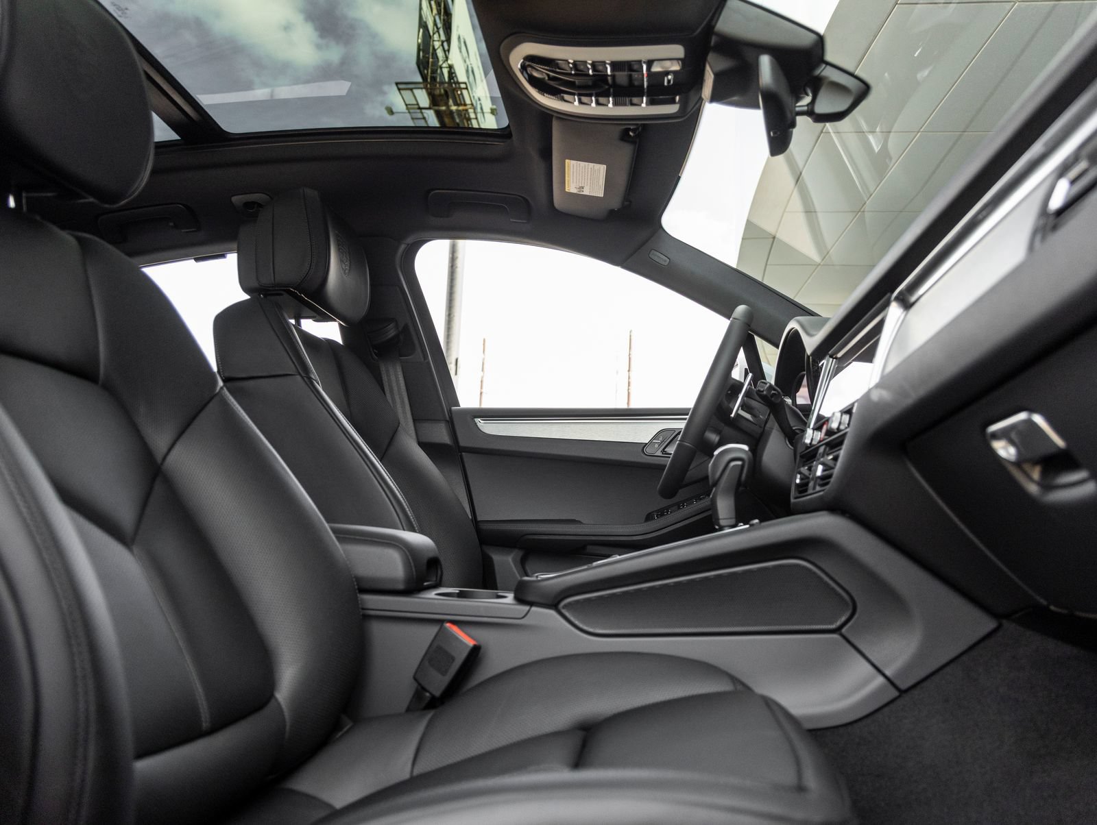 Certified 2026 Porsche Macan AWD/4WD image 42