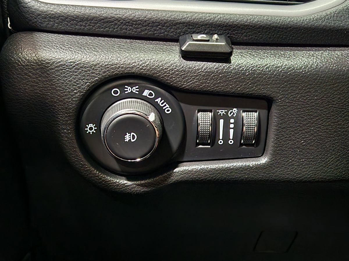 Used 2021 Chrysler Pacifica Touring-L w/ S Appearance Package image 43