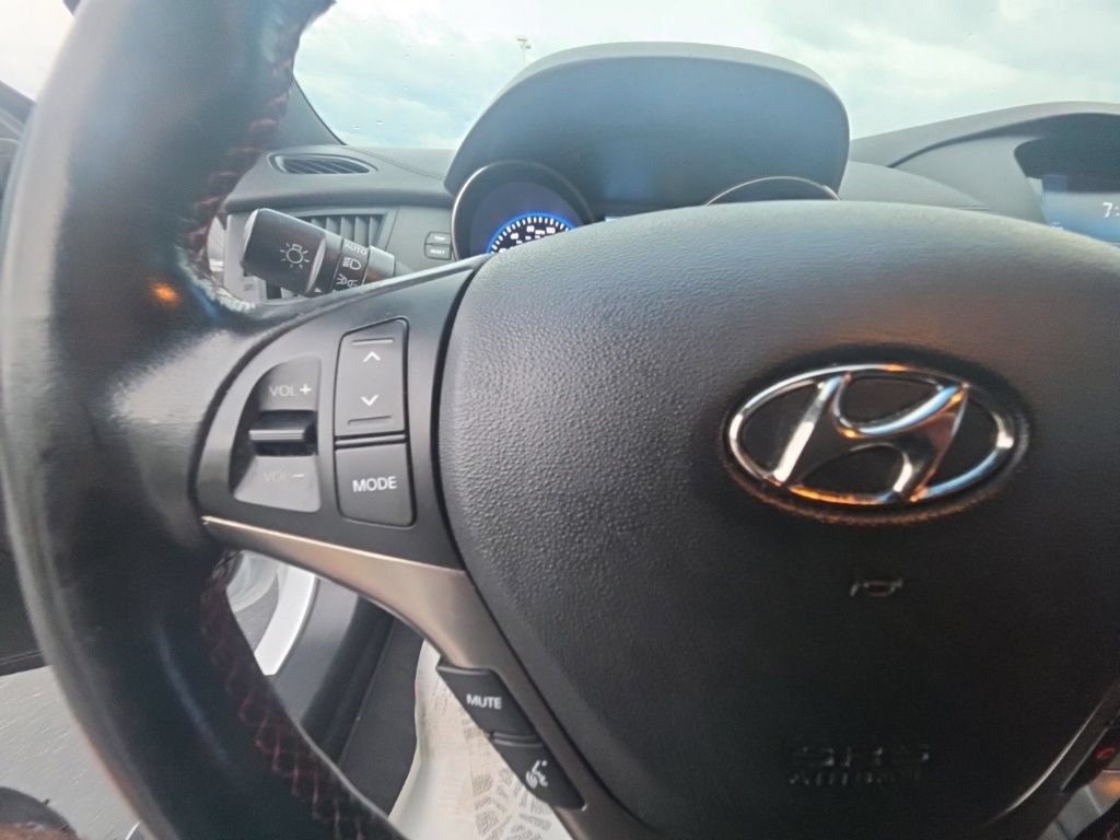 Used 2016 Hyundai Genesis Coupe 3.8 RWD image 17