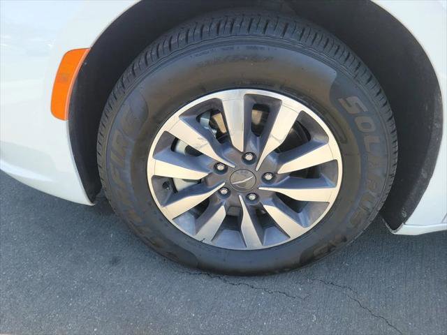 Certified 2024 Chrysler Pacifica Limited FWD image 27