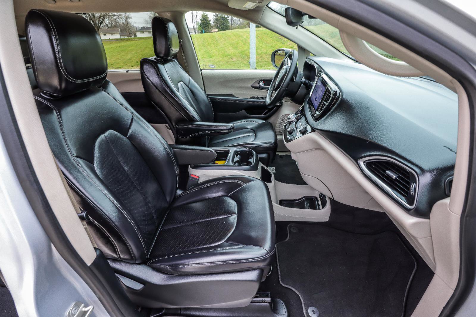 Used 2023 Chrysler Pacifica Touring-L FWD image 42