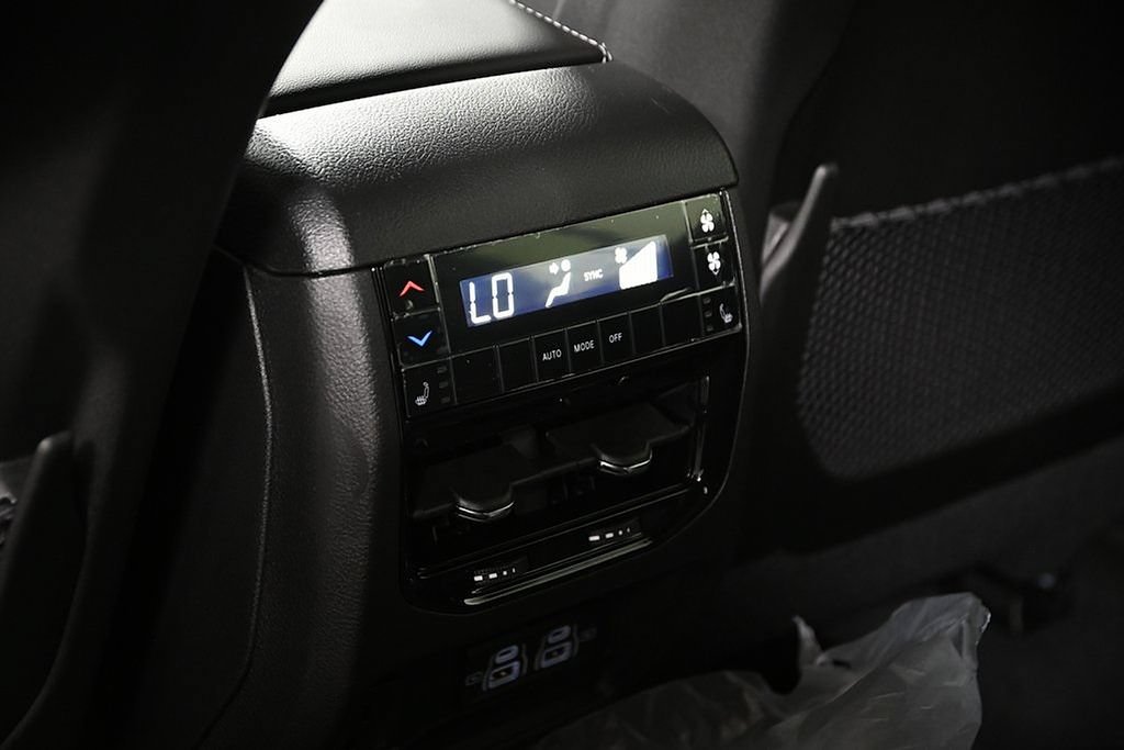 New 2025 Jeep Grand Cherokee L Limited w/ Black Appearance Package AWD/4WD image 10