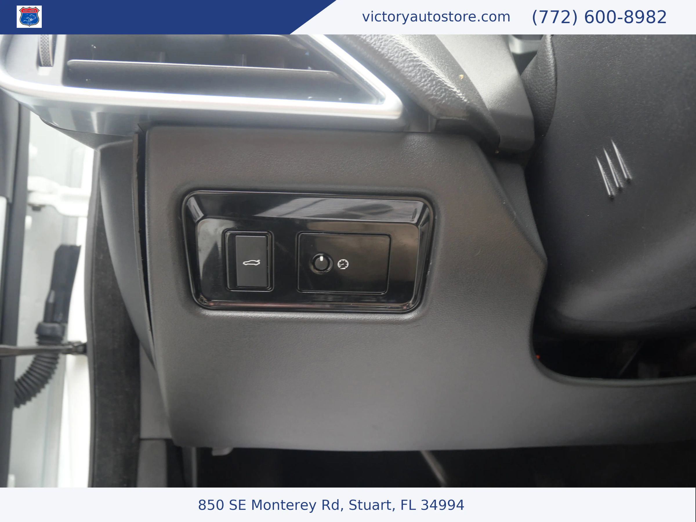 Used 2018 Jaguar XE image 10