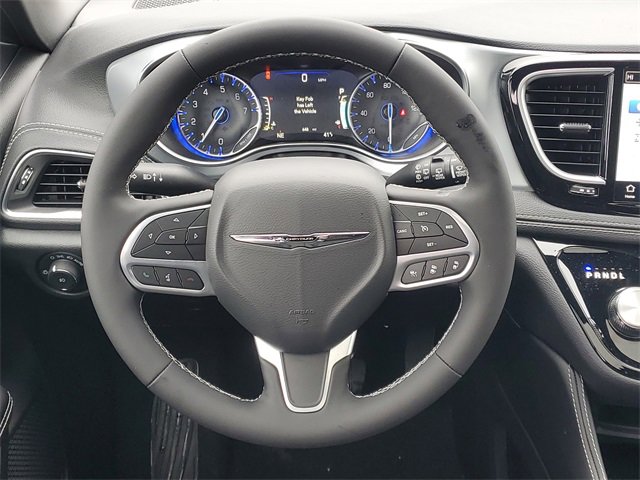 New 2026 Chrysler Pacifica Limited w/ Trailer Tow Group image 14