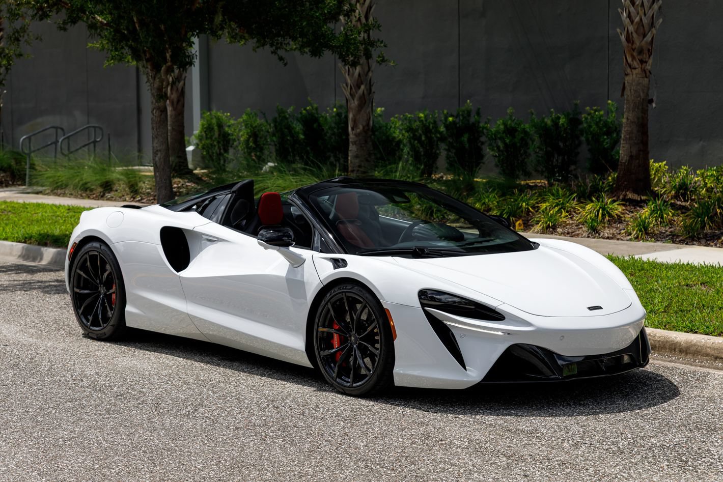 Used 2025 McLaren Artura Spider RWD image 6