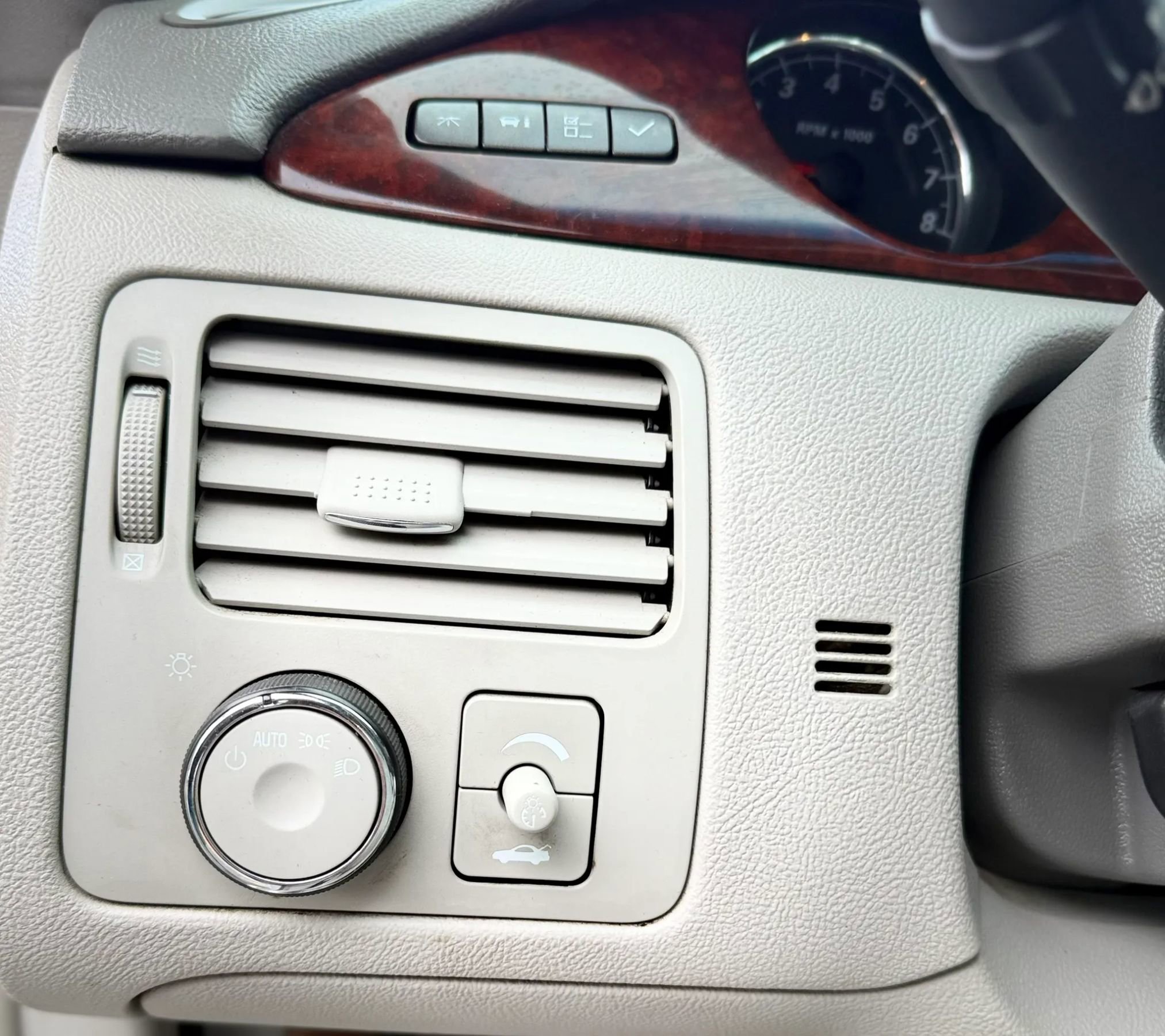 Used 2008 Buick Lucerne CXL w/ Driver Confidence Package image 19