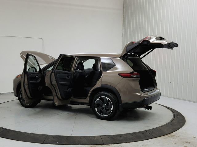 Used 2025 Nissan Rogue SV w/ SV Premium Package image 13