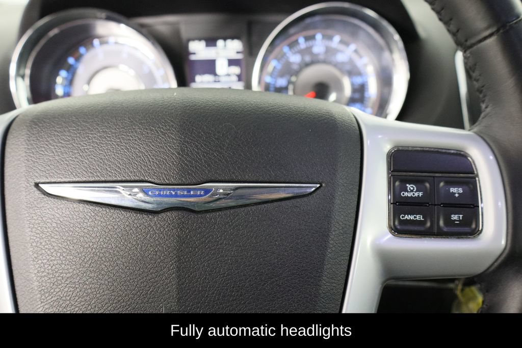 Used 2014 Chrysler Town & Country Touring FWD image 10