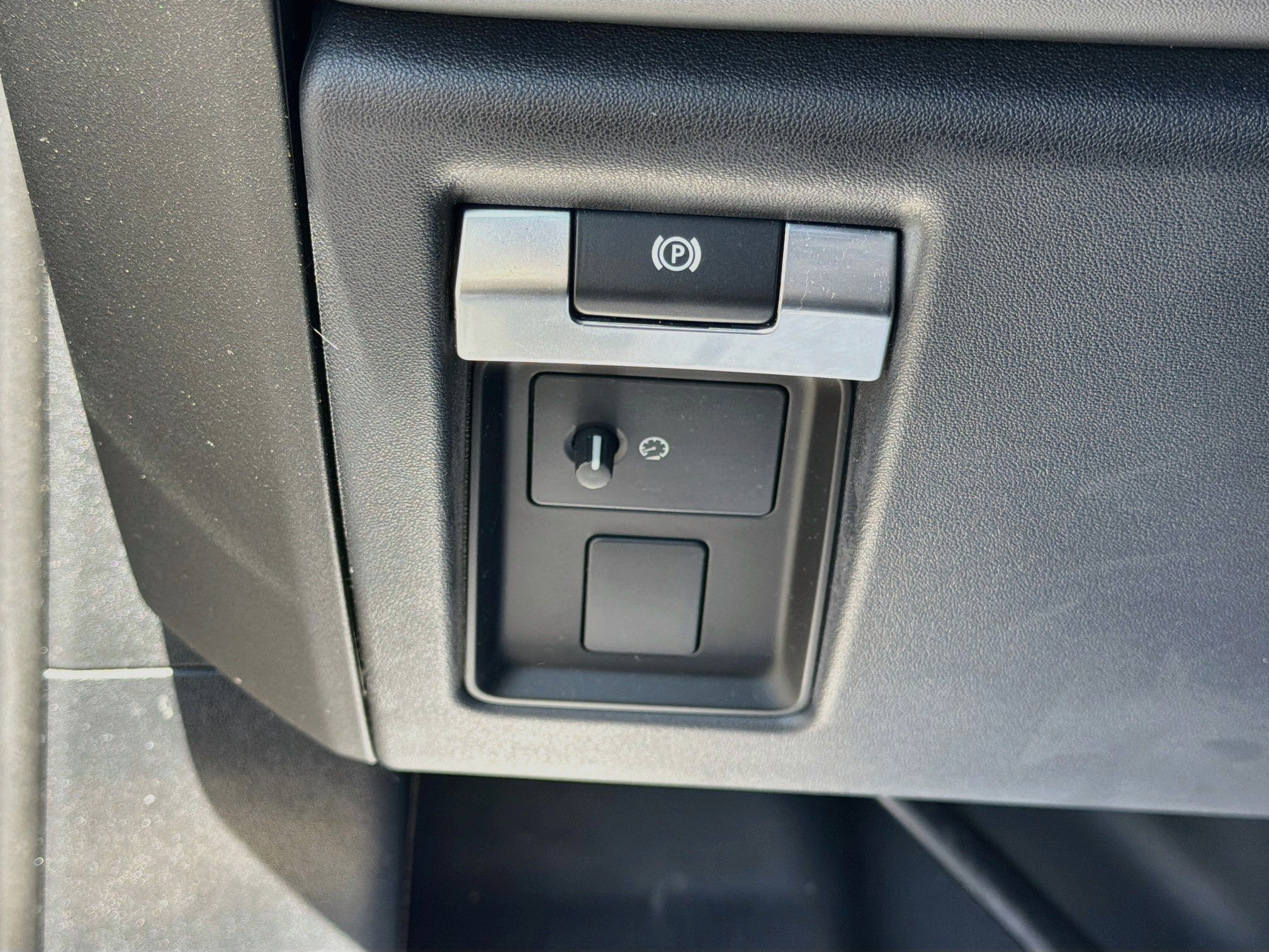 Used 2025 Land Rover Defender 130 X AWD/4WD image 37