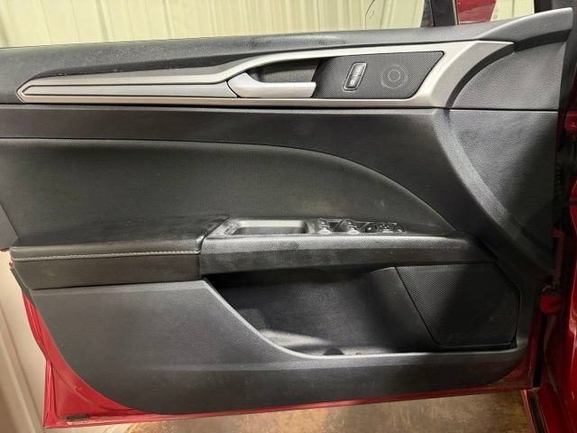 Used 2020 Ford Fusion SE FWD image 11