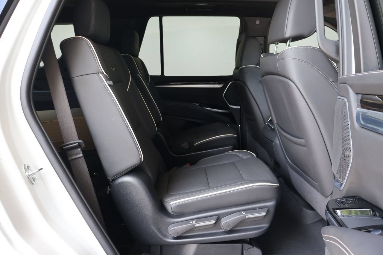 Certified 2025 Cadillac Escalade Premium Luxury AWD/4WD image 19