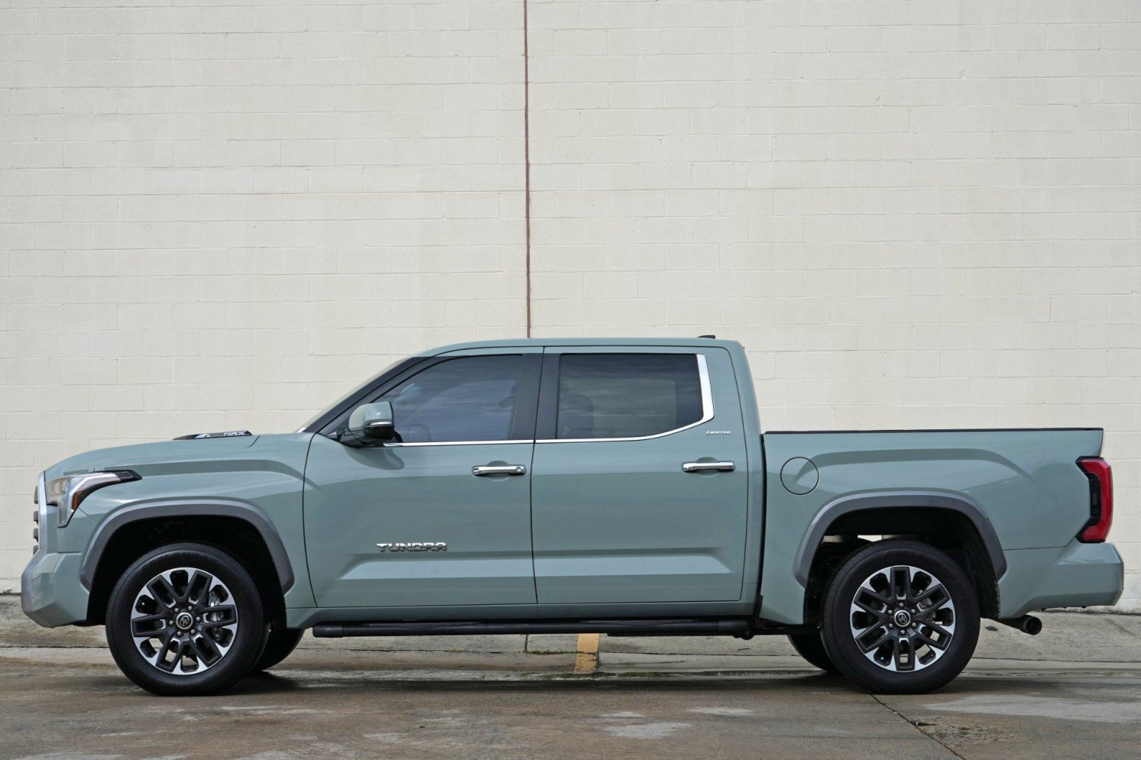 Used 2024 Toyota Tundra Limited AWD/4WD image 9