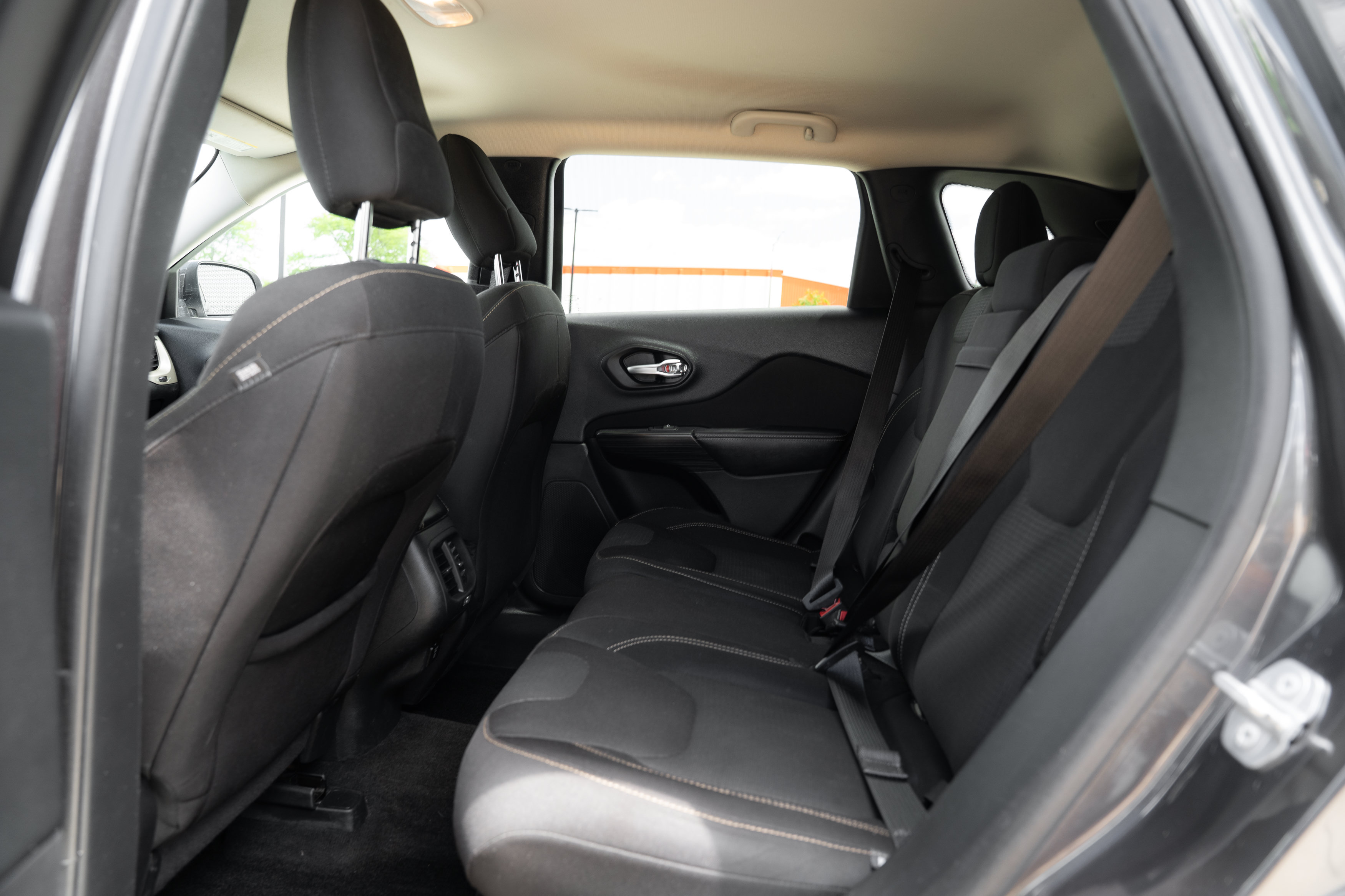 Used 2016 Jeep Cherokee Latitude w/ Cold Weather Group FWD image 22