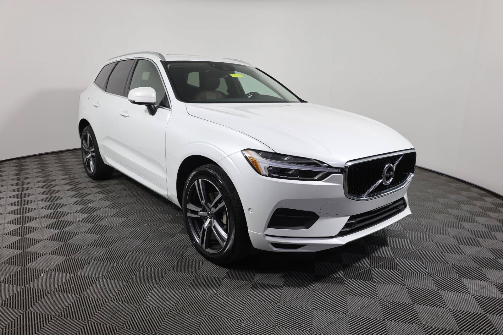 Used 2018 Volvo XC60 T5 Momentum w/ Vision Package AWD/4WD image 3
