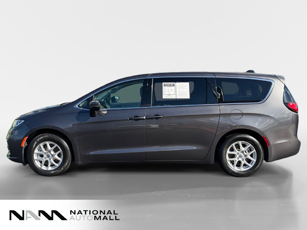 Used 2023 Chrysler Pacifica Touring-L FWD image 2
