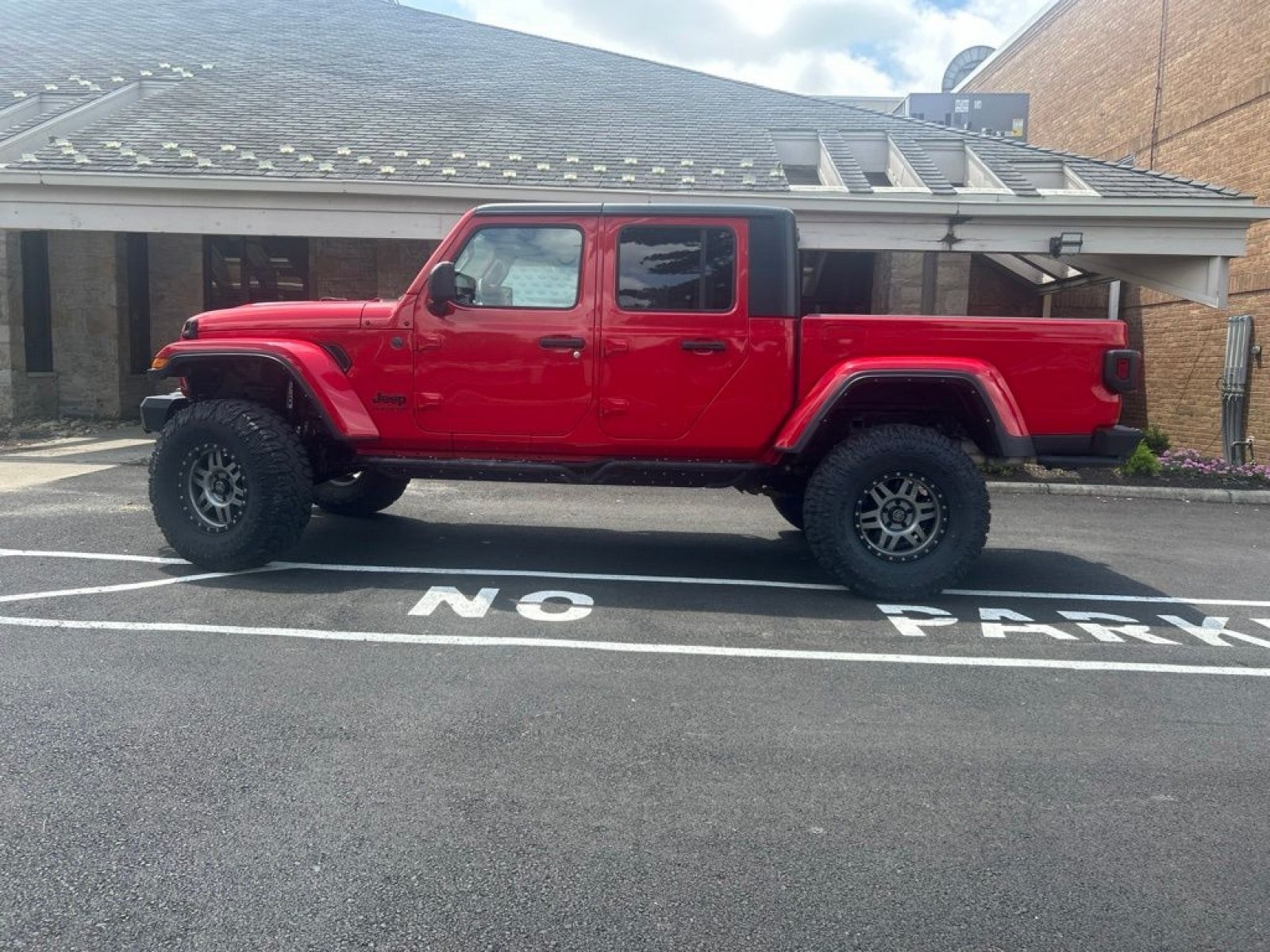 Used 2022 Jeep Gladiator Sport AWD/4WD image 4