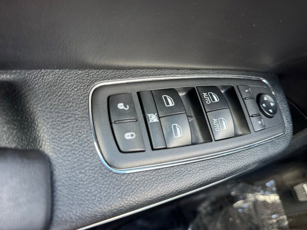 Used 2018 Chrysler 300 S AWD/4WD image 22