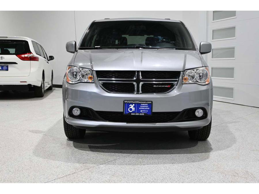 Used 2019 Dodge Grand Caravan SXT image 4