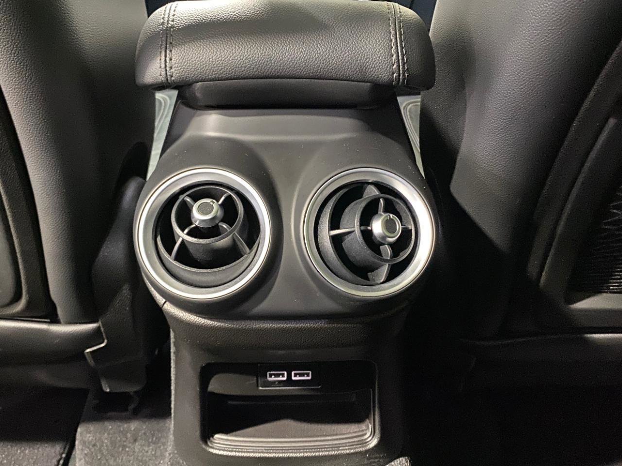 Used 2018 Alfa Romeo Stelvio AWD image 13