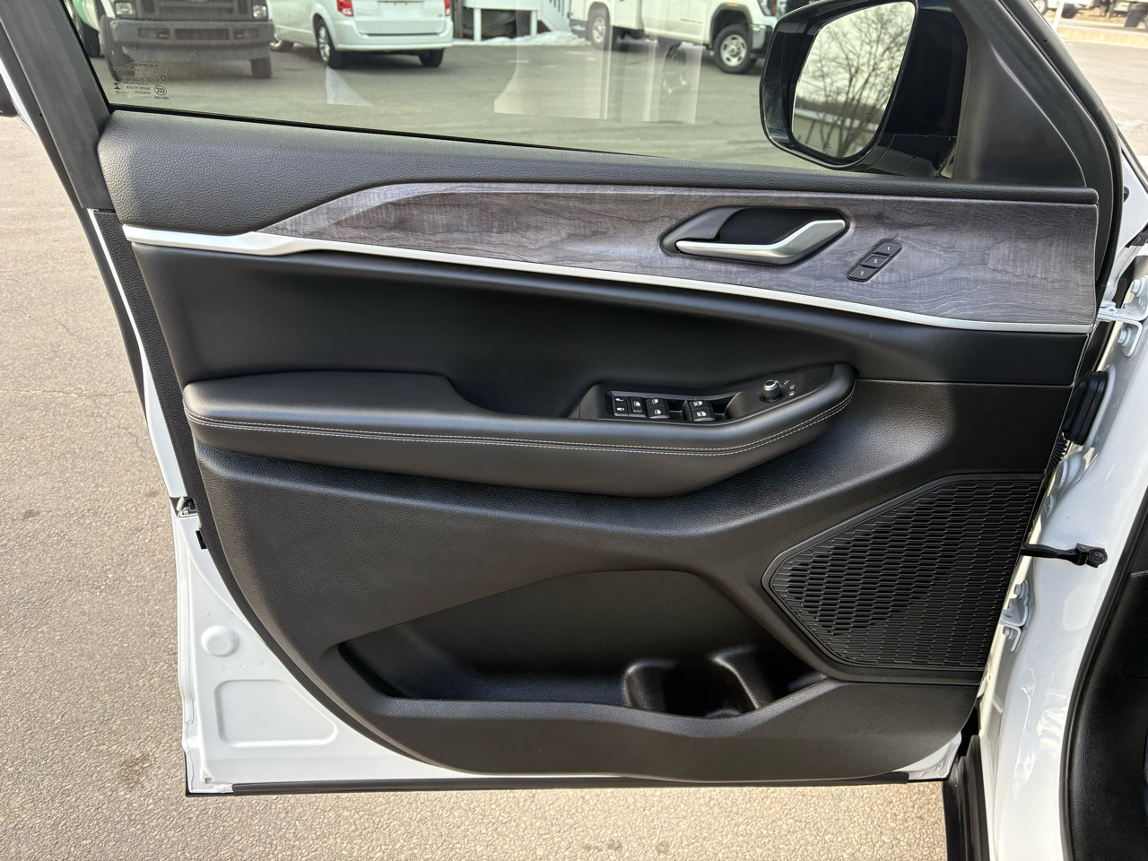 Used 2023 Jeep Grand Cherokee Limited w/ Black Appearance Package image 16