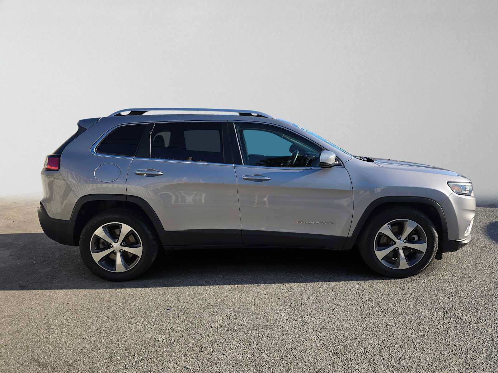 Used 2019 Jeep Cherokee Limited FWD image 2