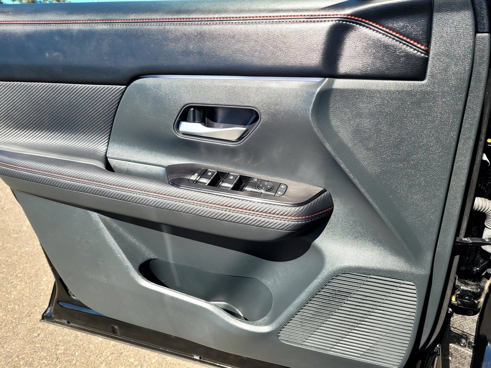 Used 2025 Nissan Kicks SR FWD image 23