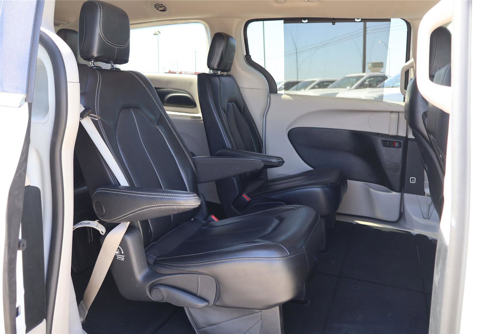 Used 2023 Chrysler Pacifica Touring-L image 31